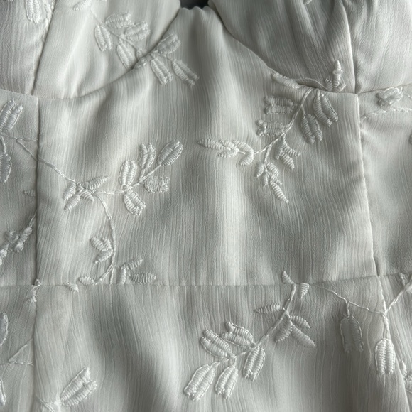 APHRODITE MOLDED BUST ANGEL SLEEVE WRAP DRESS EMBROIDERED WHITE - Picture 6 of 13